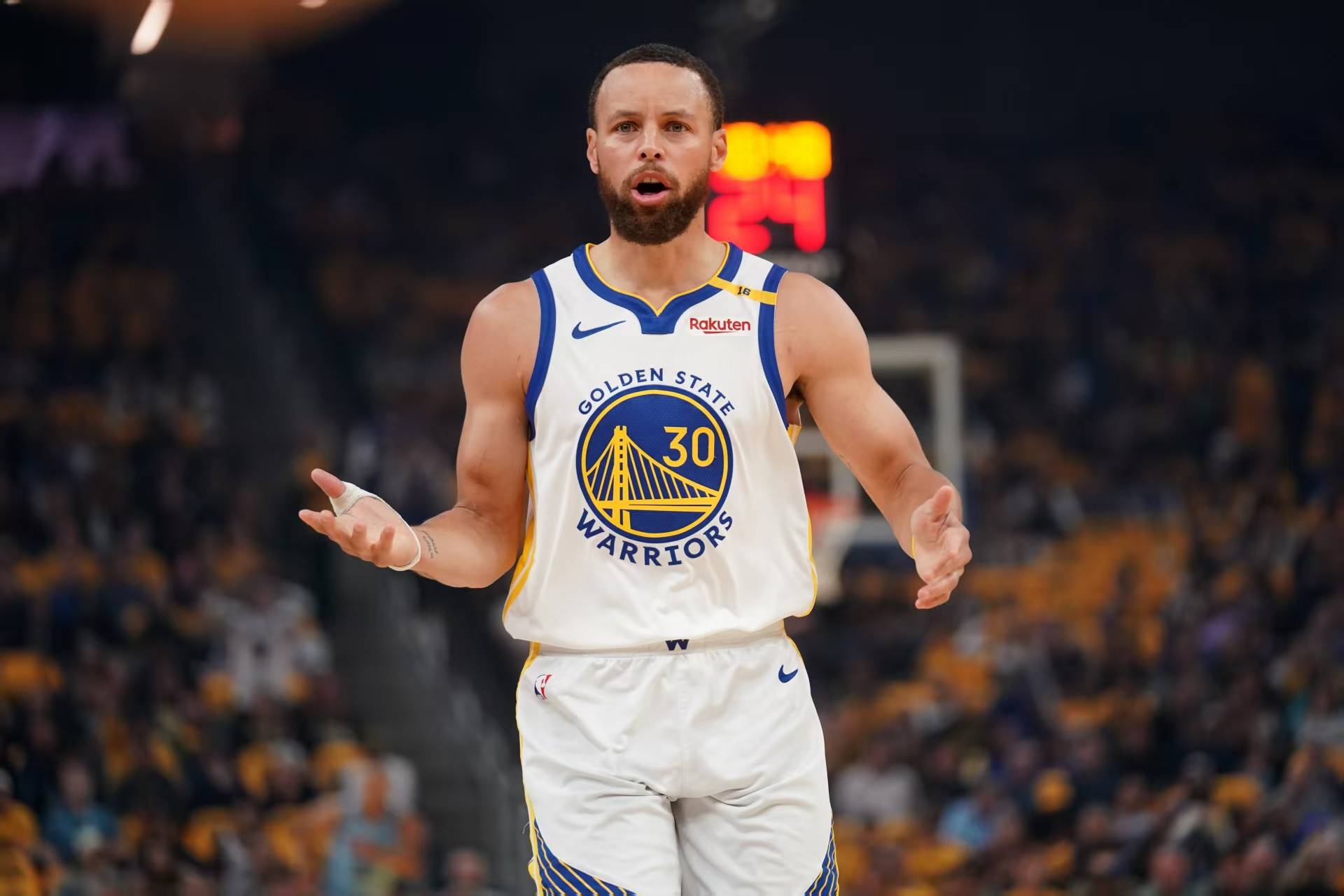 爱游戏库里迎来十五赛季出色发挥，G2观众热烈欢呼！